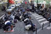 Brisel: Ulica blokirana zbog džume namaza (video)
